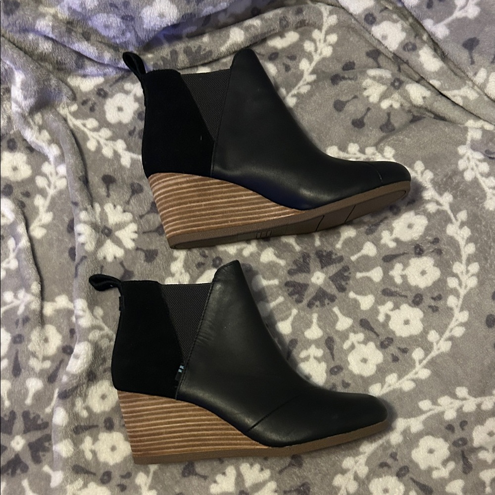Toms Black Leather Wedges with Tan Heel